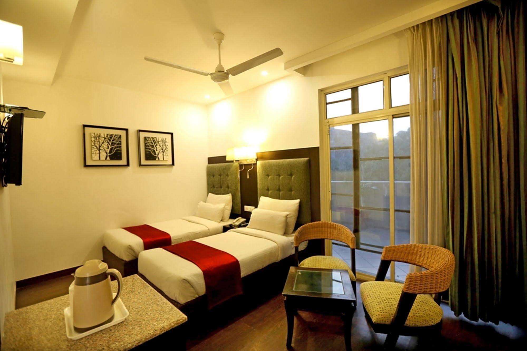 Hotel Oyster Chandigarh Exterior photo