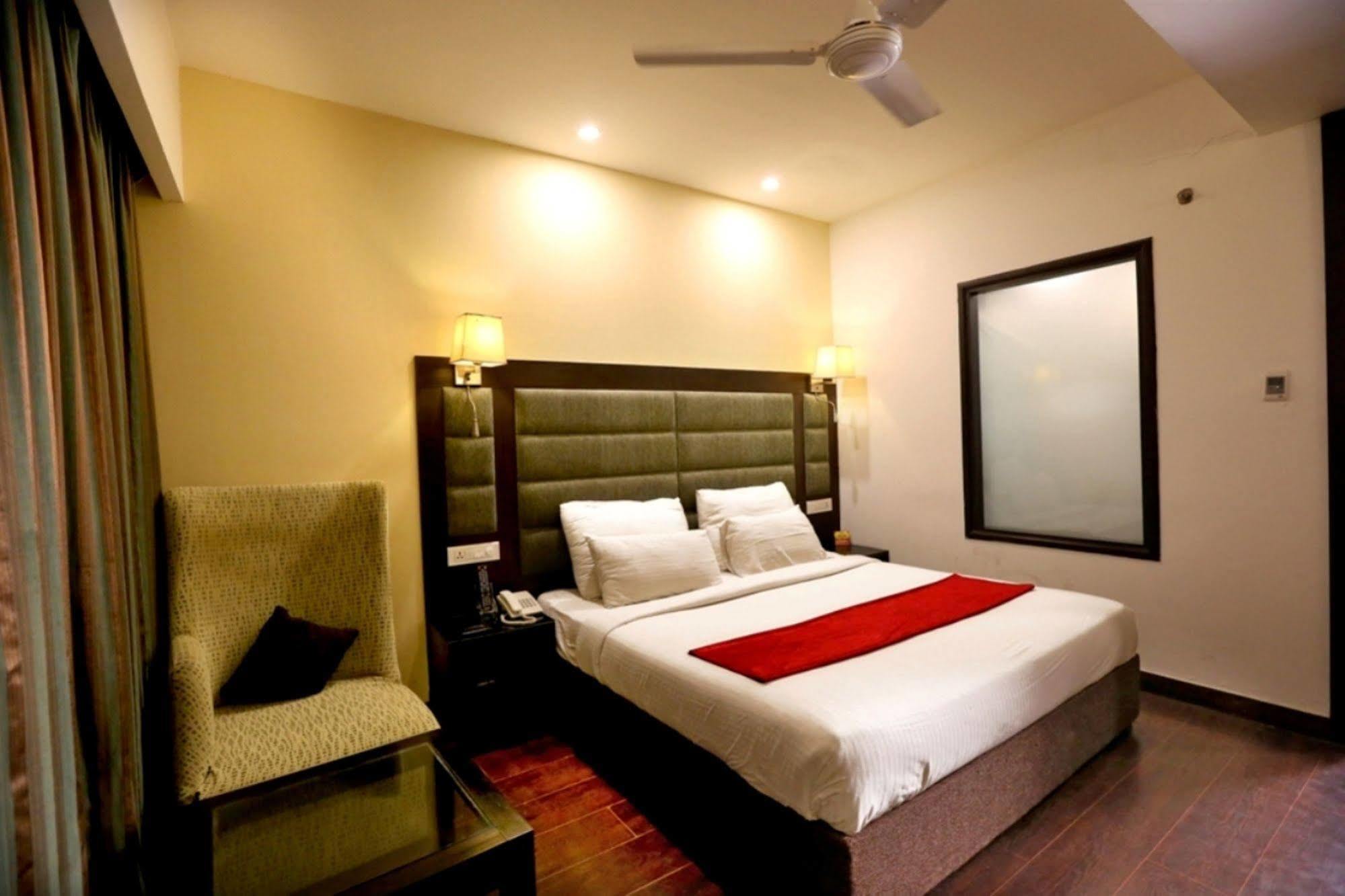 Hotel Oyster Chandigarh Exterior photo